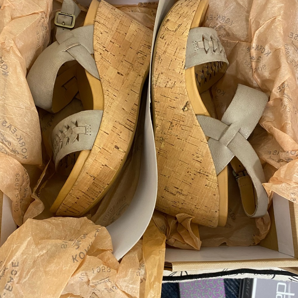 Korkease platform sandals.